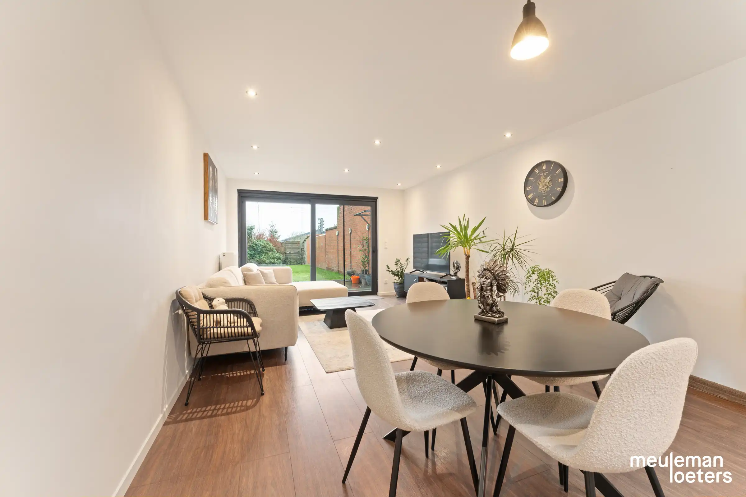 Volledig gerenoveerde woning met hedendaags comfort foto {{pictureIndex}}
