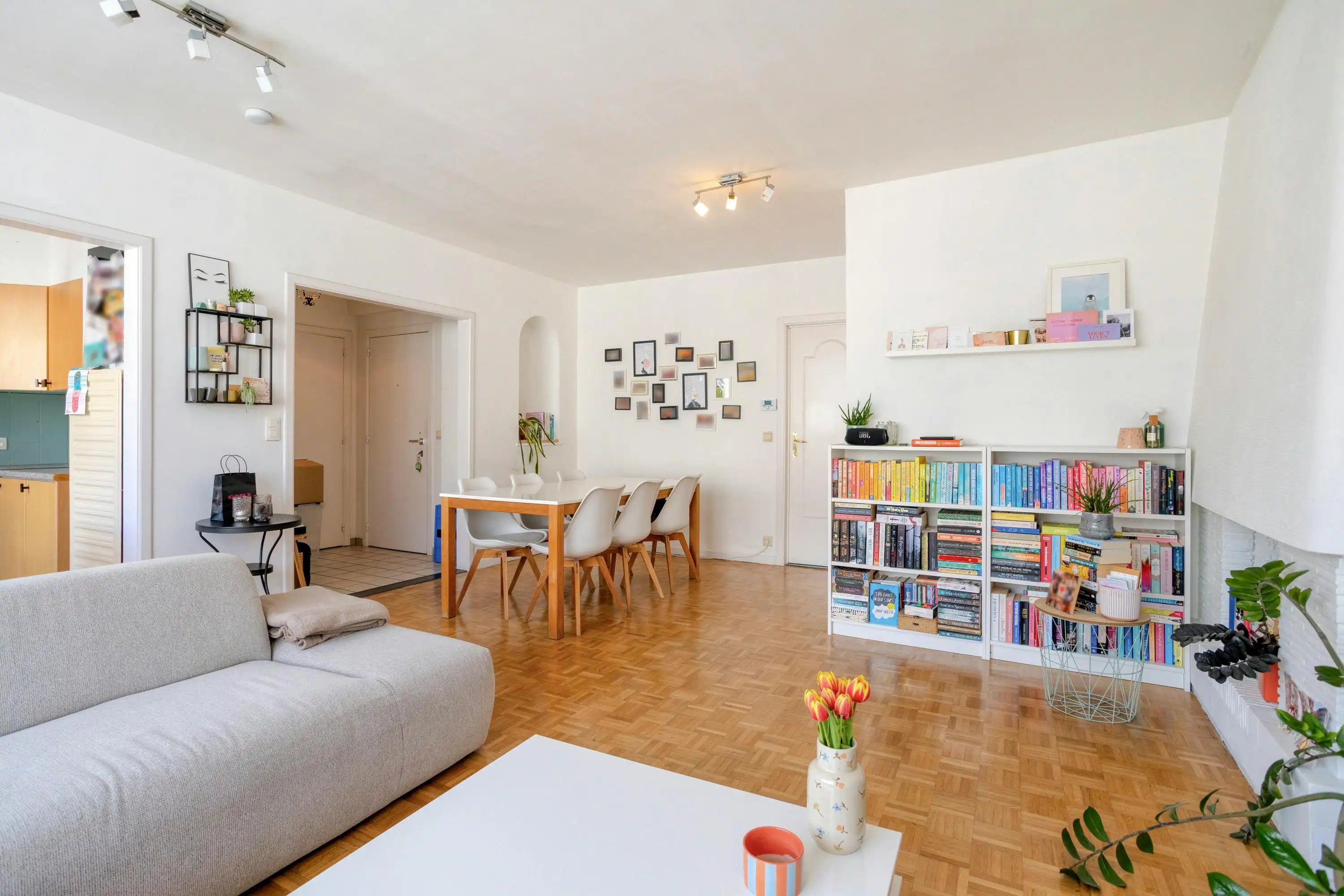 Lichtrijk appartement met 2 slaapkamers te koop in Brugge foto 2