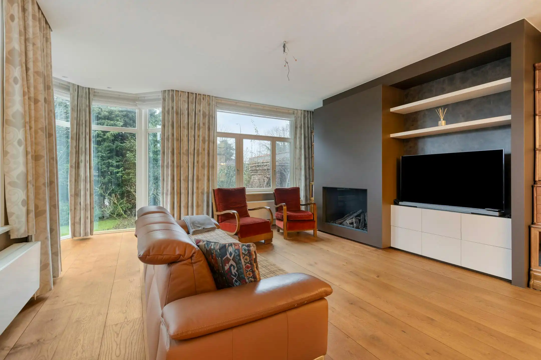 Klassevol huis met 5 slaapkamers, 3 badkamers, garage en ruime tuin te Sint-Kruis (Brugge) foto 3