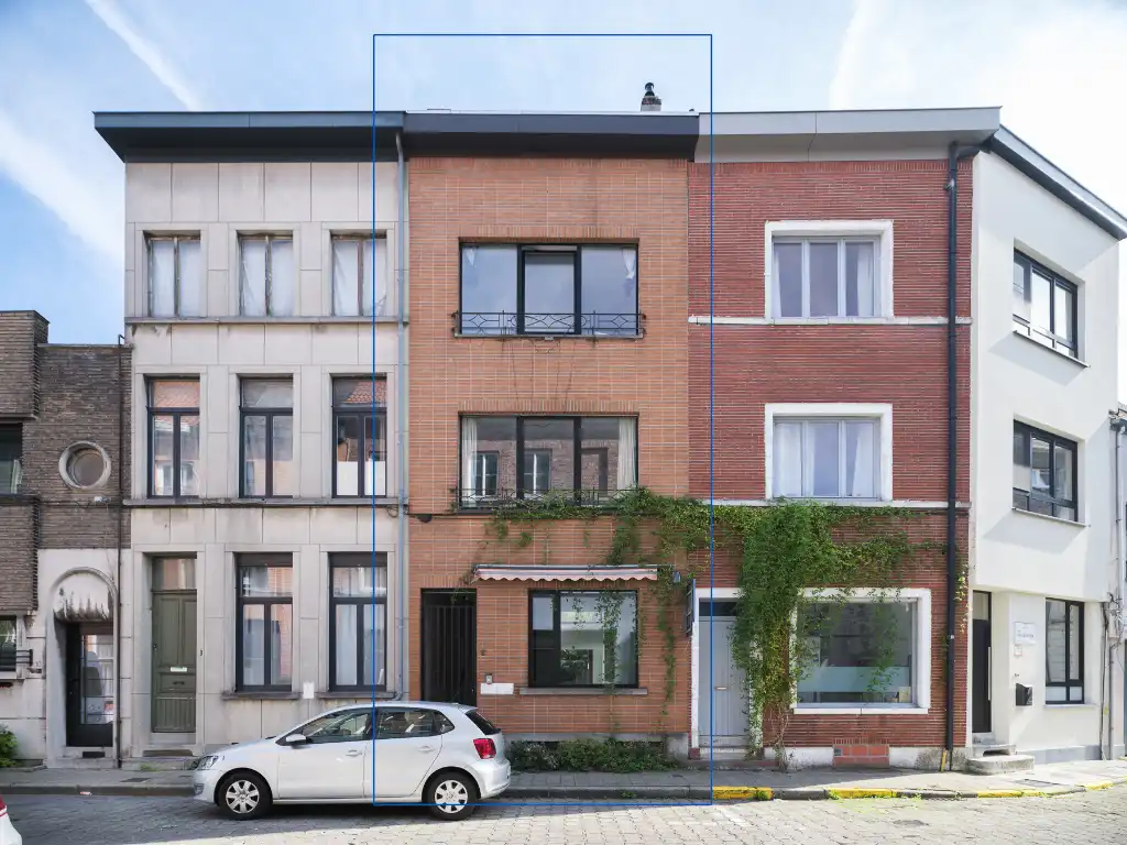 Lichtrijke en instapklare woning met charmante gevel en stadstuin nabij het Baudelopark. foto {{pictureIndex}}