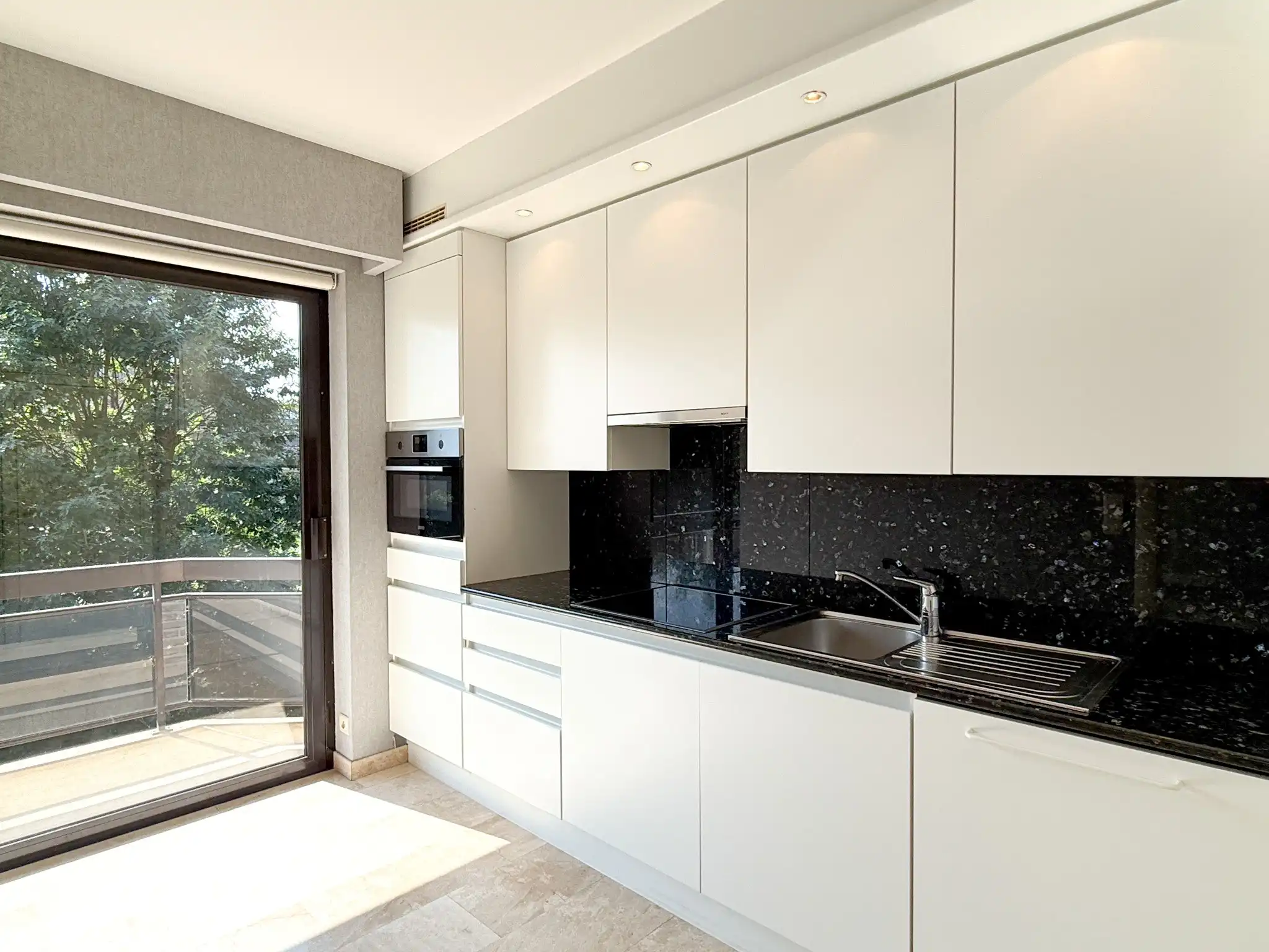 Appartement met twee slaapkamers, twee terrassen en garage in het hartje van Beveren foto 5