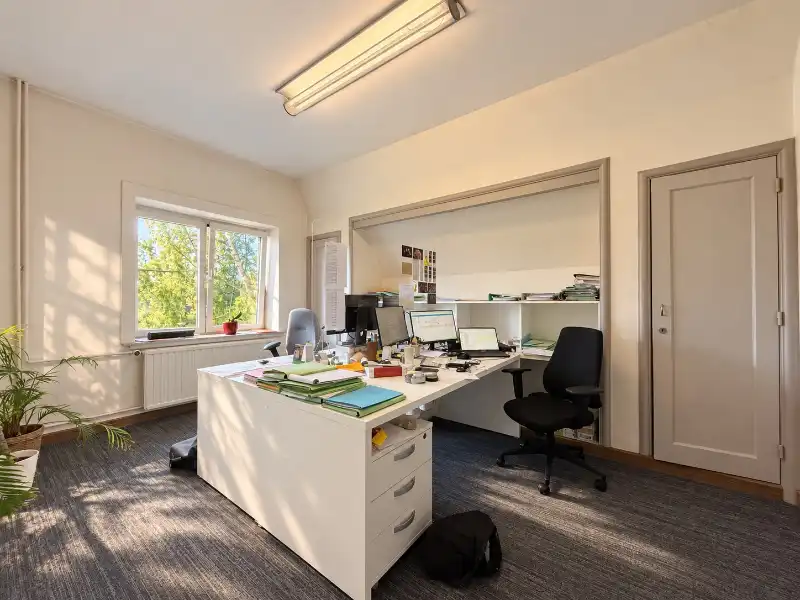 Klassevolle villa met royale ruimtes en mooie tuin in een residentiële buurt foto 19