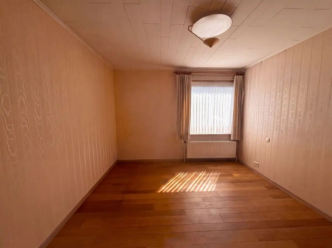 Vrijstaande splitlevelwoning met 3 (+1)slaapkamers, inpandige garage en carport, overdekt terras en omheinde tuin, gunstig gelegen nabij het centrum van Maaseik. foto 12