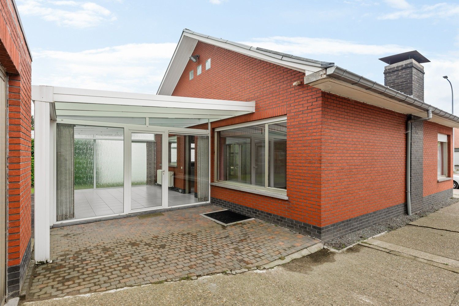 Te renoveren laagbouwwoning op een ruim perceel van 909m² in Emblem! foto 9