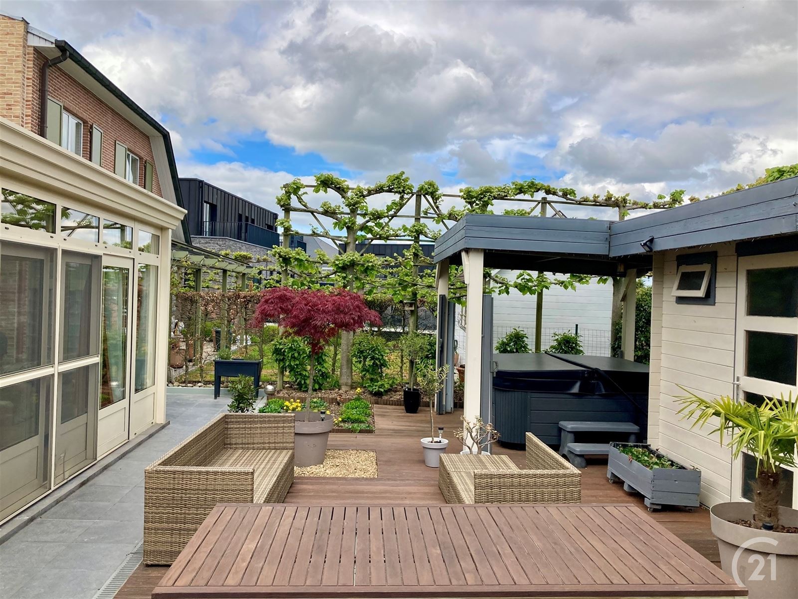 Instapklare halfopen bebouwing met veranda, zonnepanelen en tuin in rustige straat ! foto {{pictureIndex}}