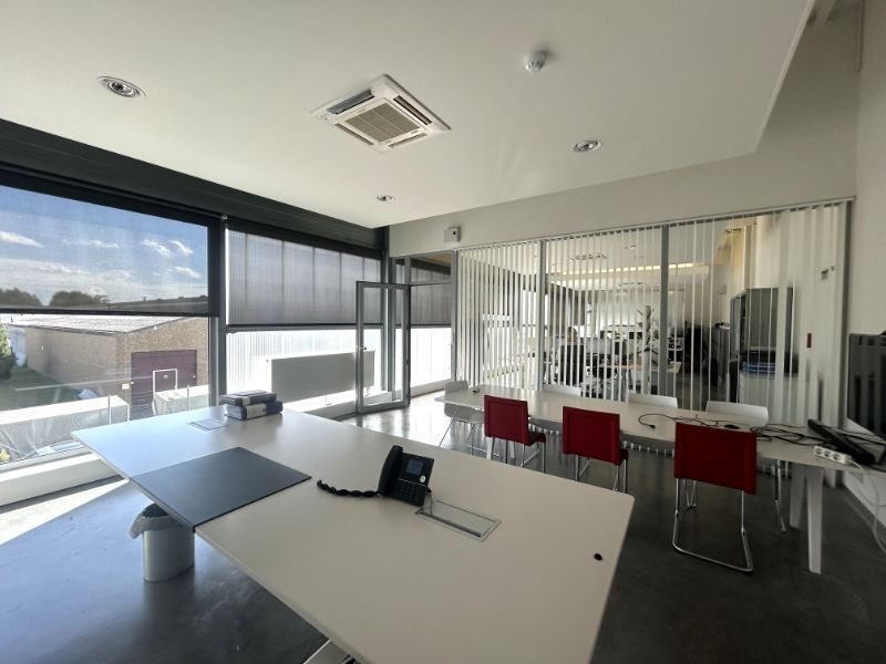 Moderne KMO-unit met 299 m² kantoren en 324 m² magazijn – nabij R4 foto 13