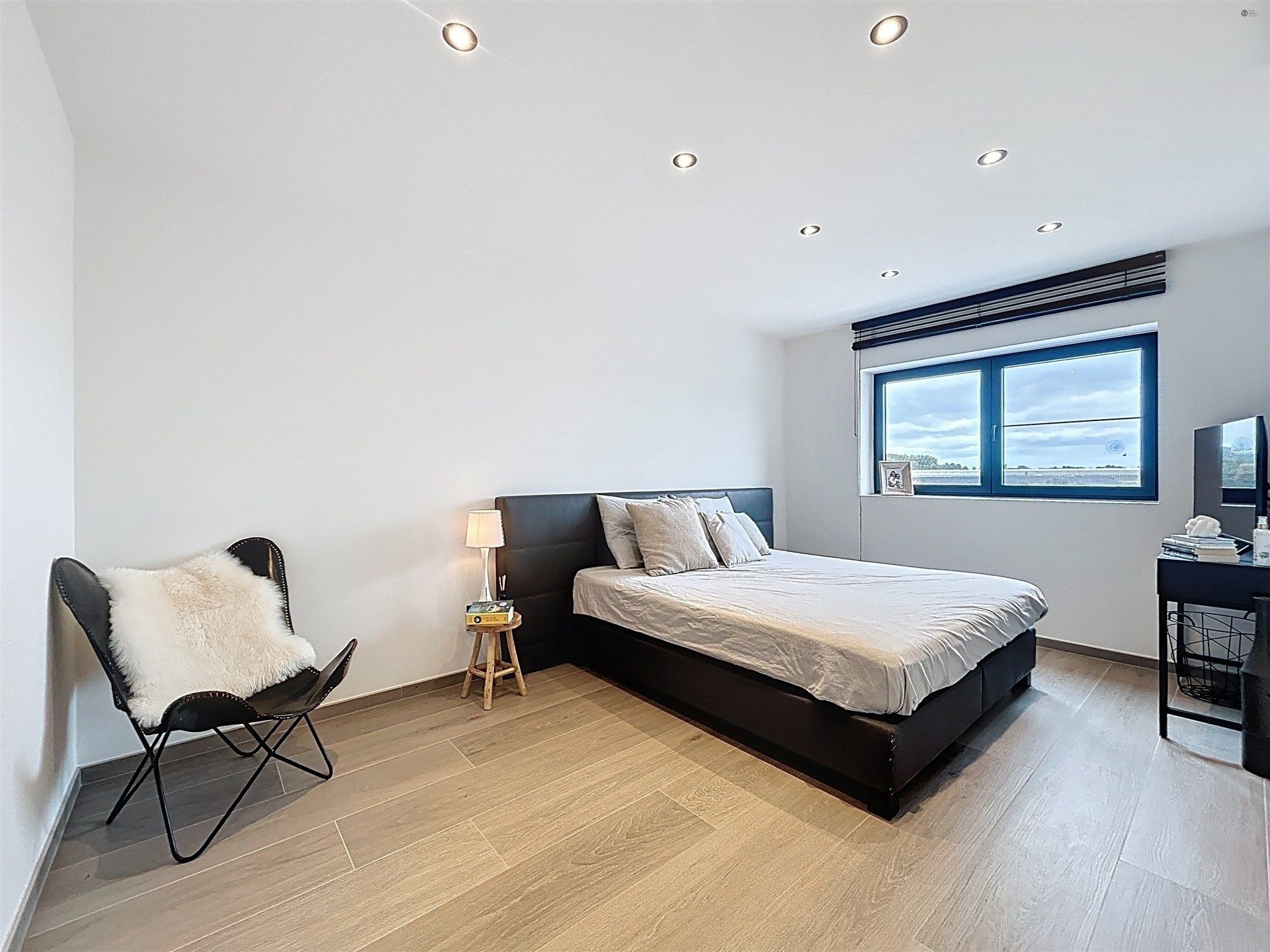 Half open bebouwing met 4 slaapkamers en ruime garage op perceel van 518m² foto 11