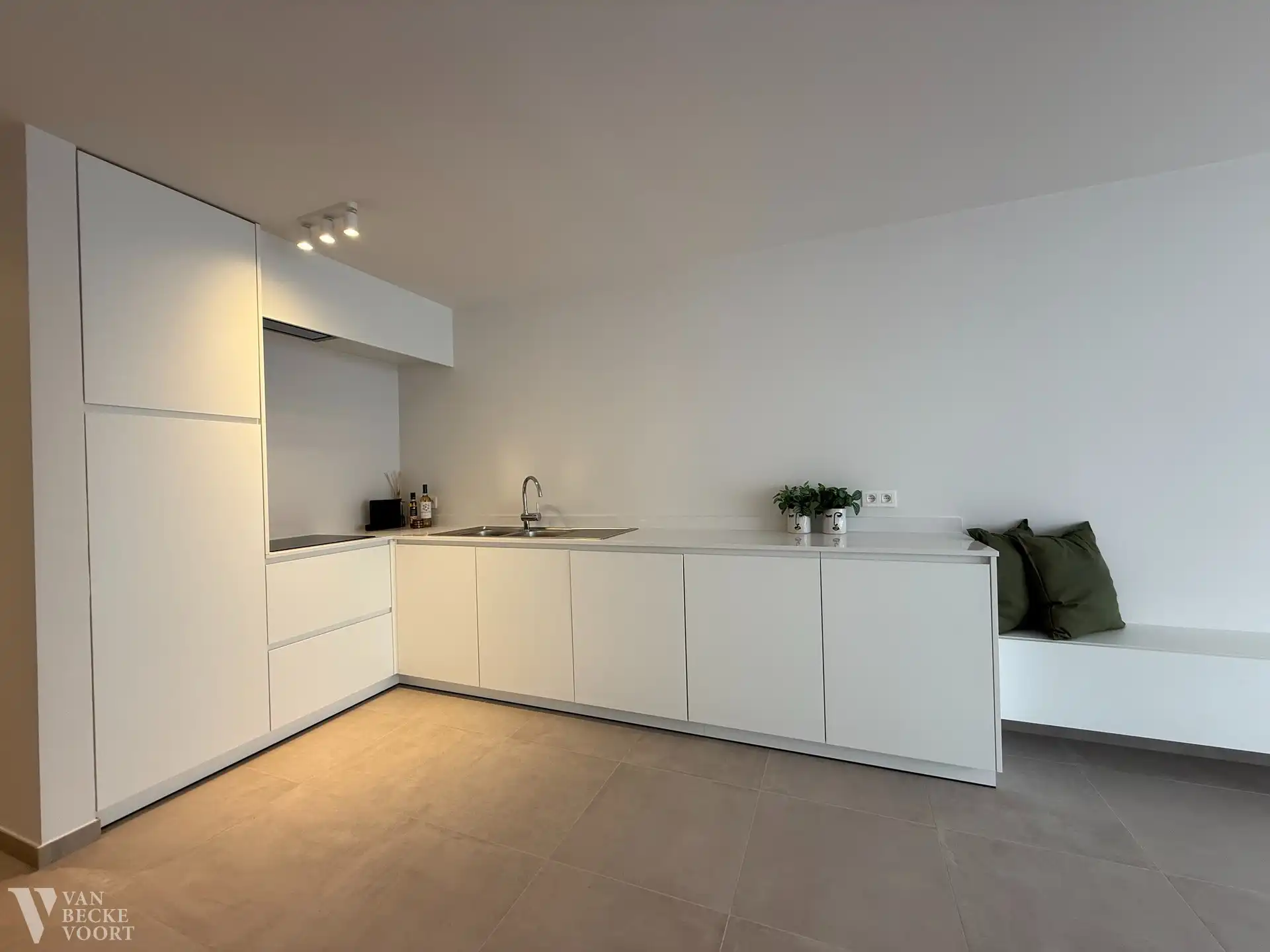 Verfijnd heringericht appartement met zicht op zee foto 4
