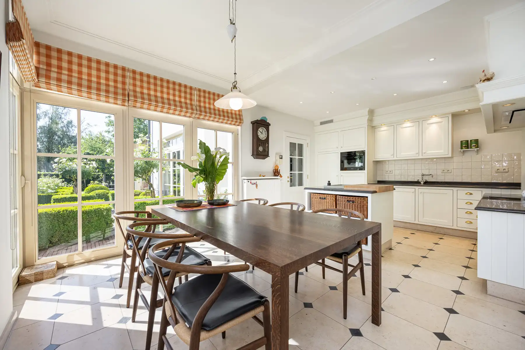 Ruime villawoning met 4 slaapkamers en noordoost georiënteerde tuin op een perceel van ca 6.155m² op een rustige locatie in Hoogstraten (Meerle). foto 12