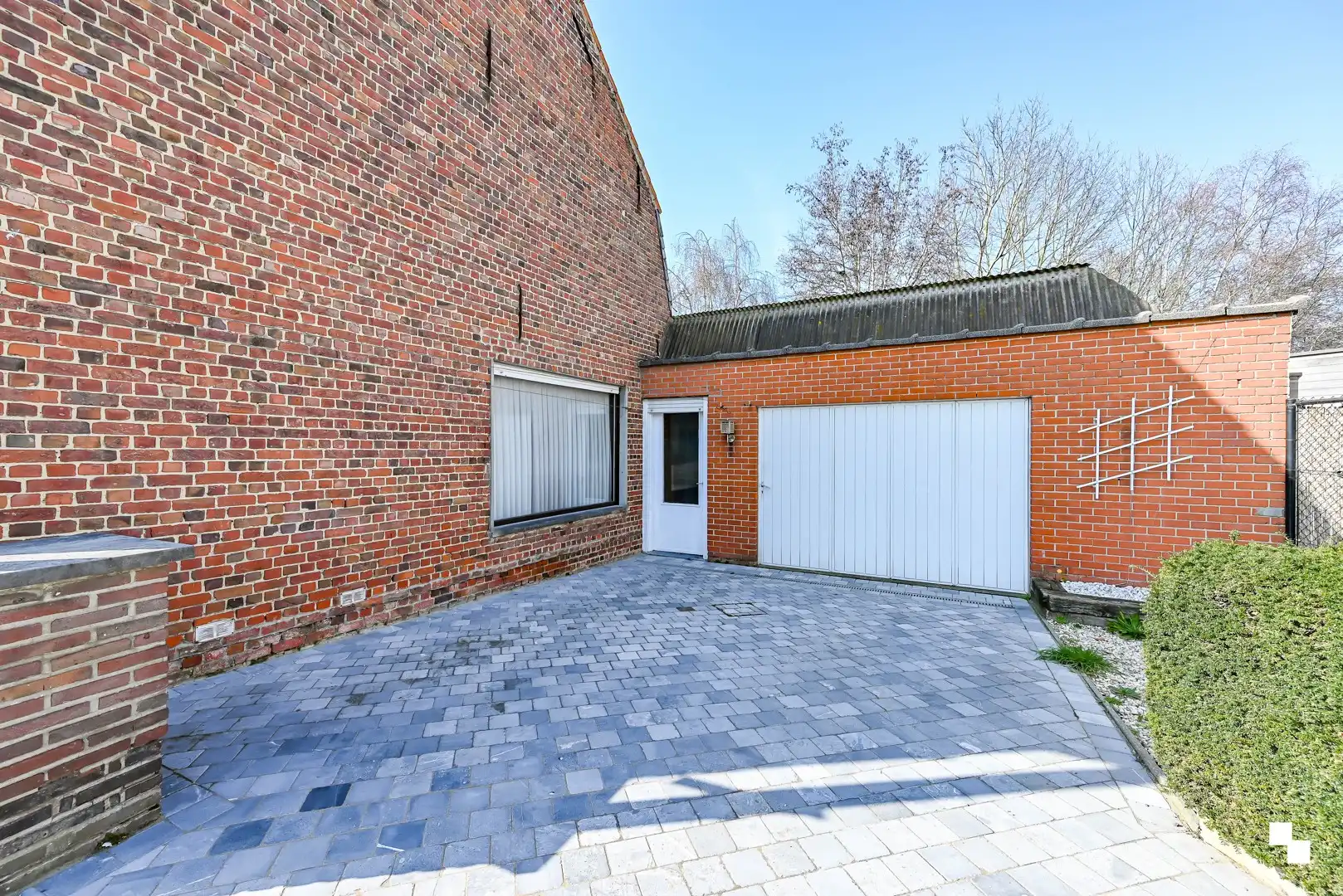 Totaal te renoveren woning met riante garage te Bosmolens foto 20