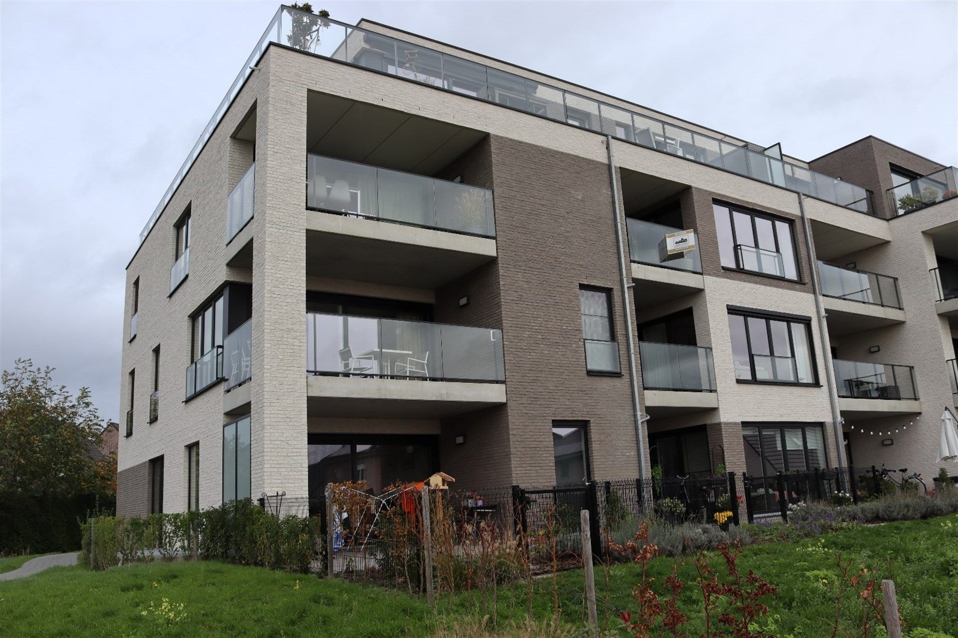 Rustig en recent gelegen appartement met terras en autostaanplaats. foto {{pictureIndex}}