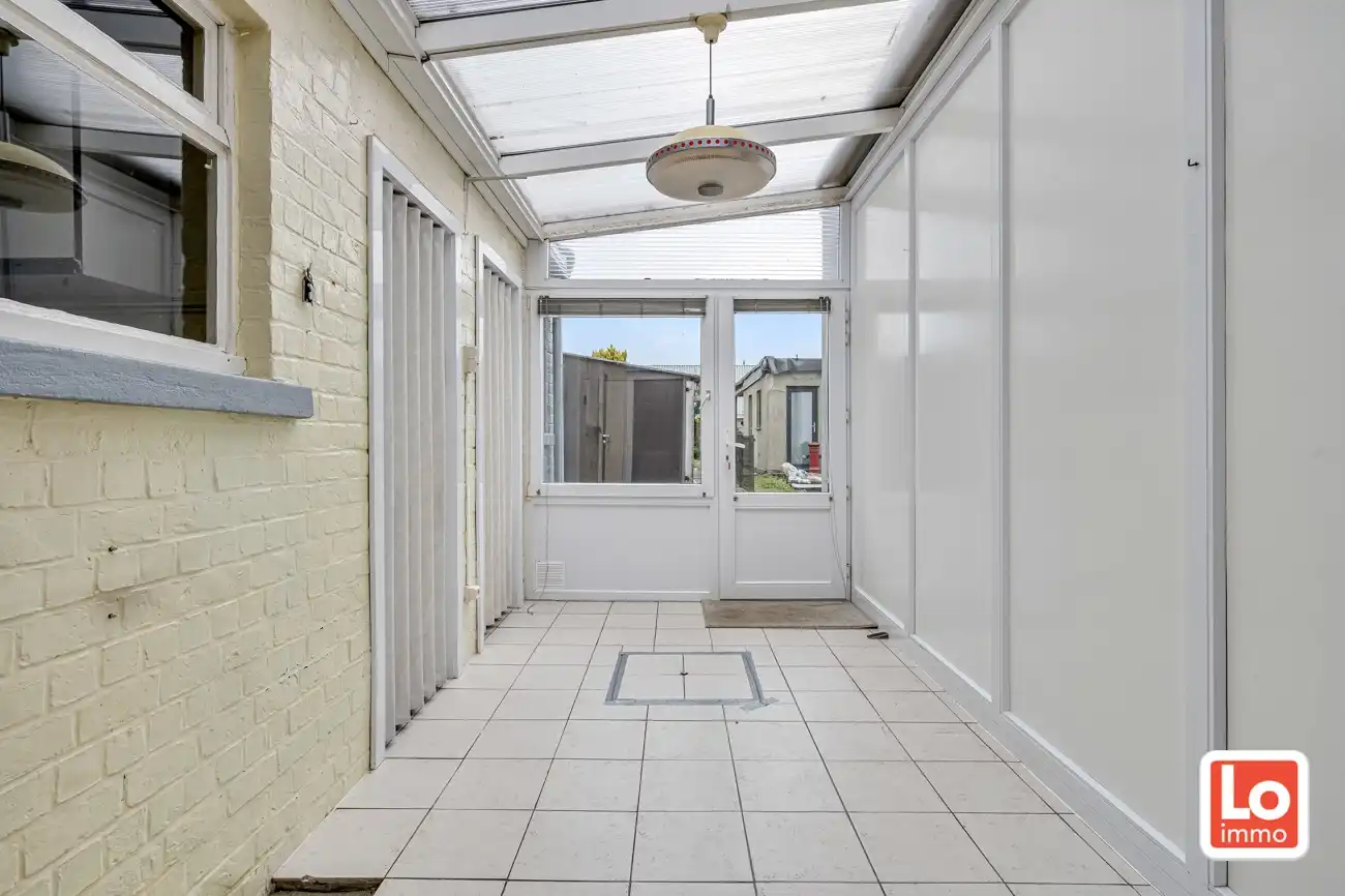 Volledig te renoveren gesloten woning met afzonderlijke garage en een leuke stadstuin op een toplocatie nabij het centrum van Lochristi! foto 9