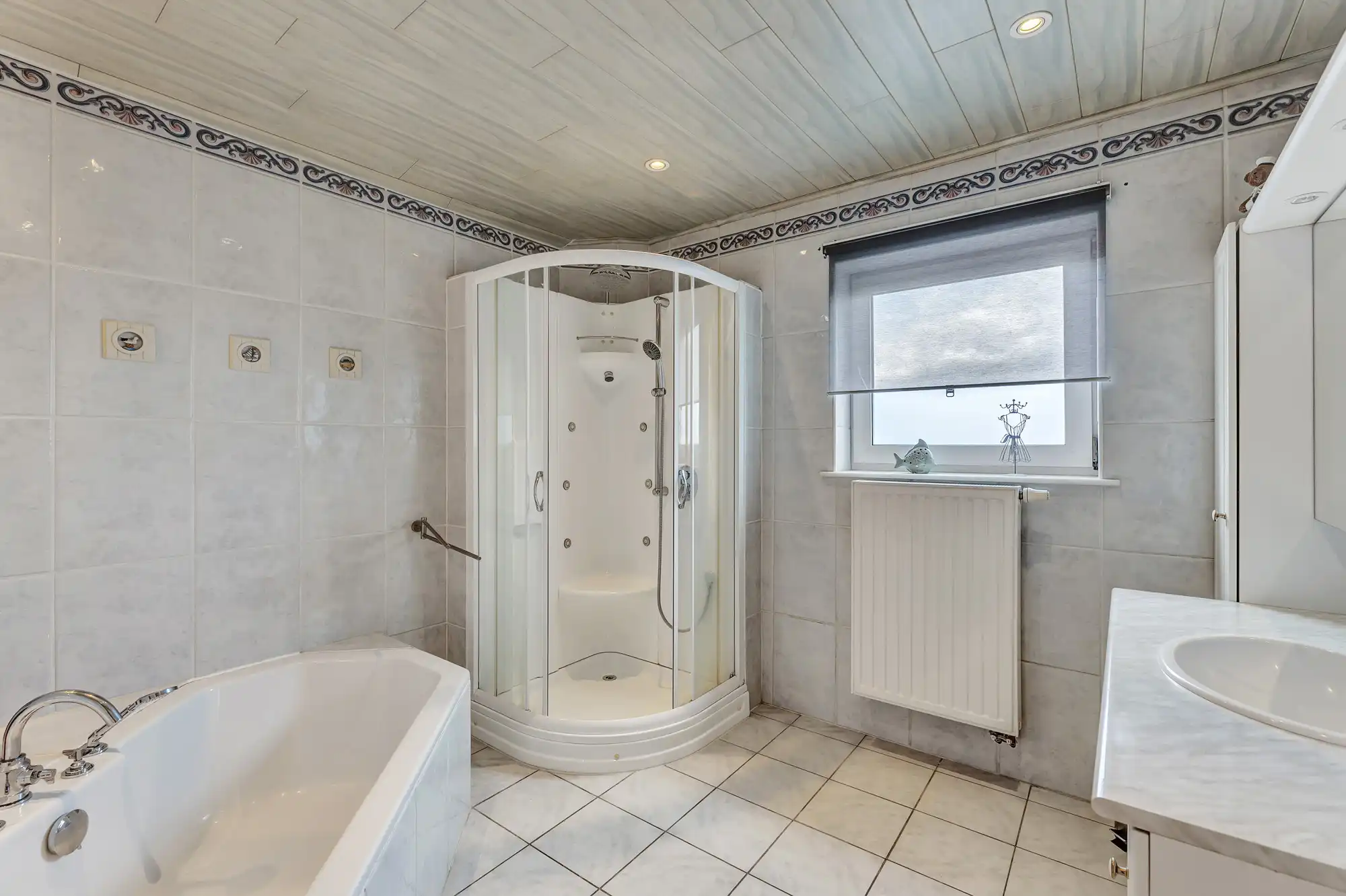 Goed onderhouden villa op groot perceel met 4 slaapkamers foto 38