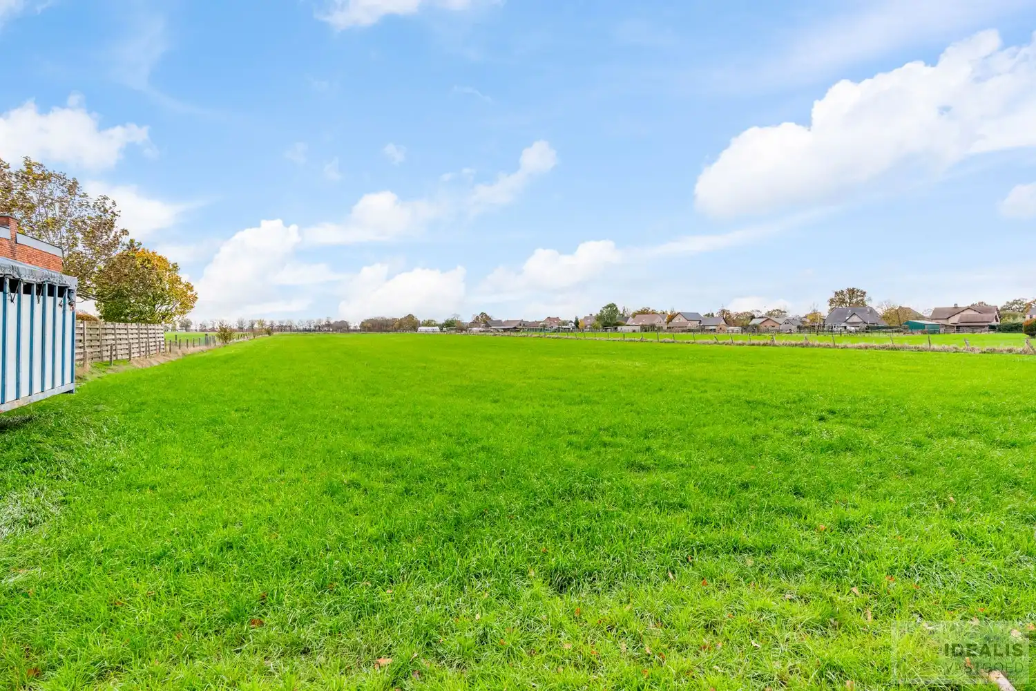 Prachtig perceel bouwgrond voor halfopen bebouwing met een totale oppervlakte van 6a 50ca. Het betreft een landelijk gelegen kavel in het rustige Wauberg (Peer). De kavel wordt gekenmerkt door haar prachtige vergezichten aan de achterzijde van het perceel. Tevens is de grond centraal gelegen t.o.v. het centrum van Peer, Meeuwen (Oudsbergen) en Houthalen-Helchteren en kan men vlot gebruik maken van de Noord-Zuidverbinding (A24). foto 8