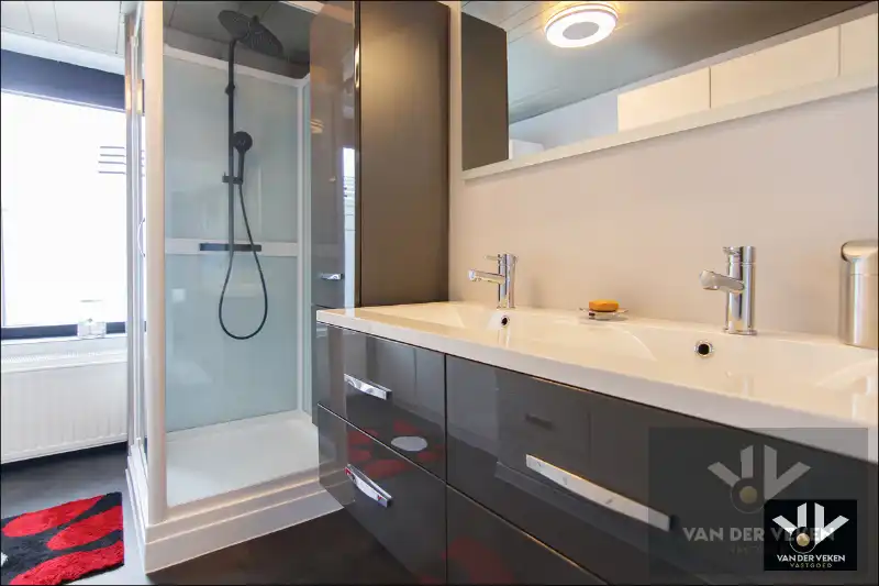 Luxueus afgewerkte en energiezuinige ruime woning met vier slaapkamers en guesthouse met tal van mogelijkheden op centrale (maar toch bosrijke!) locatie te As foto 13