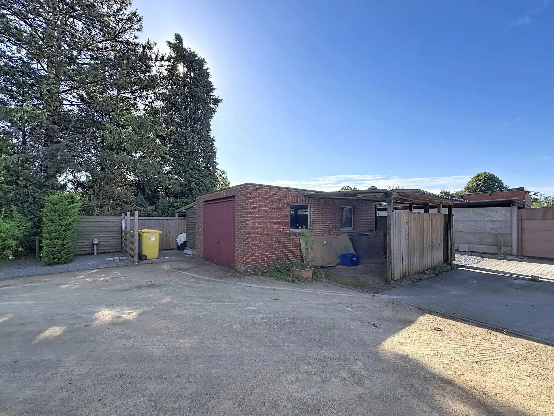 Te renoveren gelijkvloerse woning met 3 slaapkamers op een ruim perceel. foto 23
