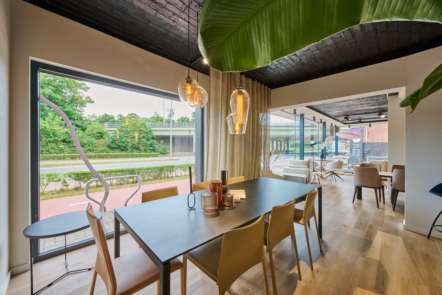 Showroom met magazijn foto 8