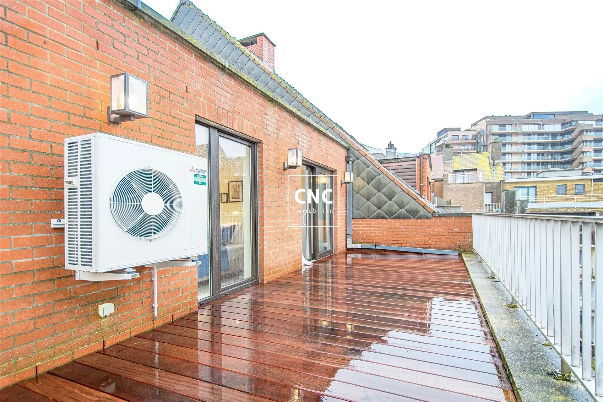 Gerenoveerde penthouse met grote terrassen nabij de zeedijk foto 18