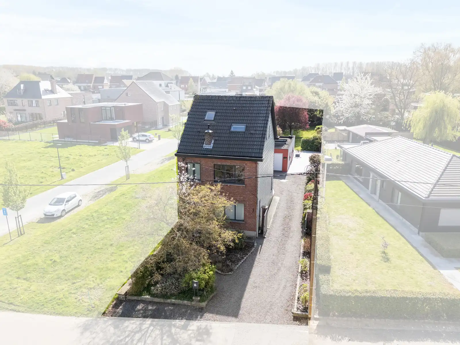 Woning met 4 slaapkamer, 2 badkamers en garage/atelier foto 2