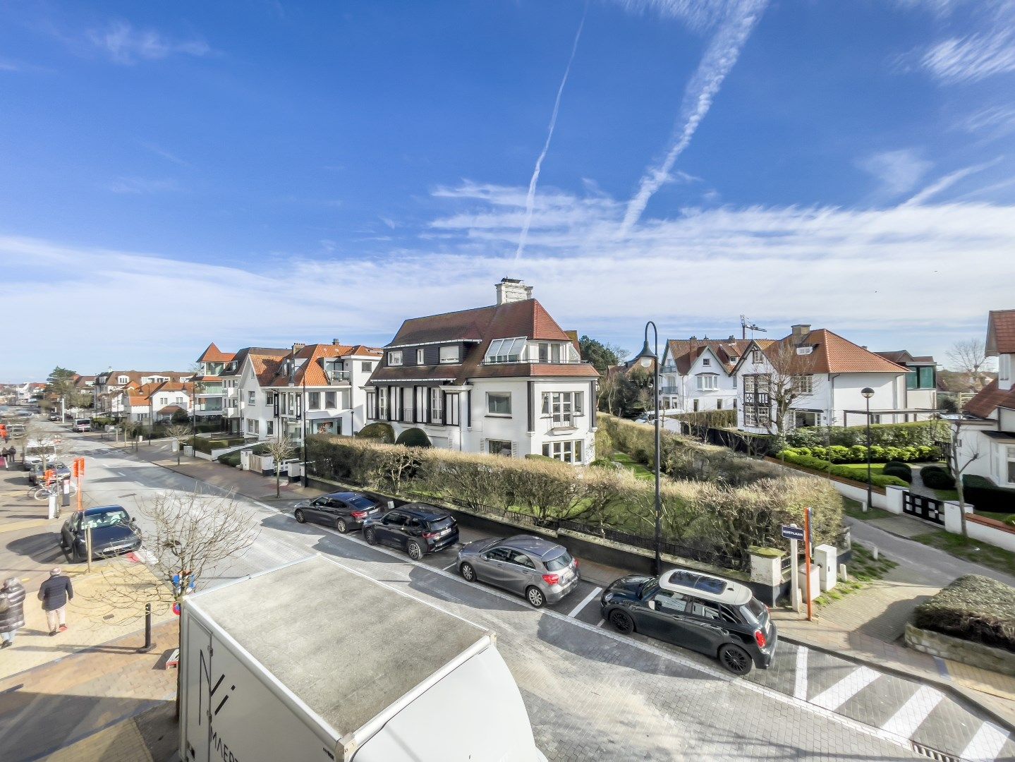 Zeer zonnig appartement met open zicht gelegen op de Kustlaan vlakbij het Albertplein in het Zoute. foto 5