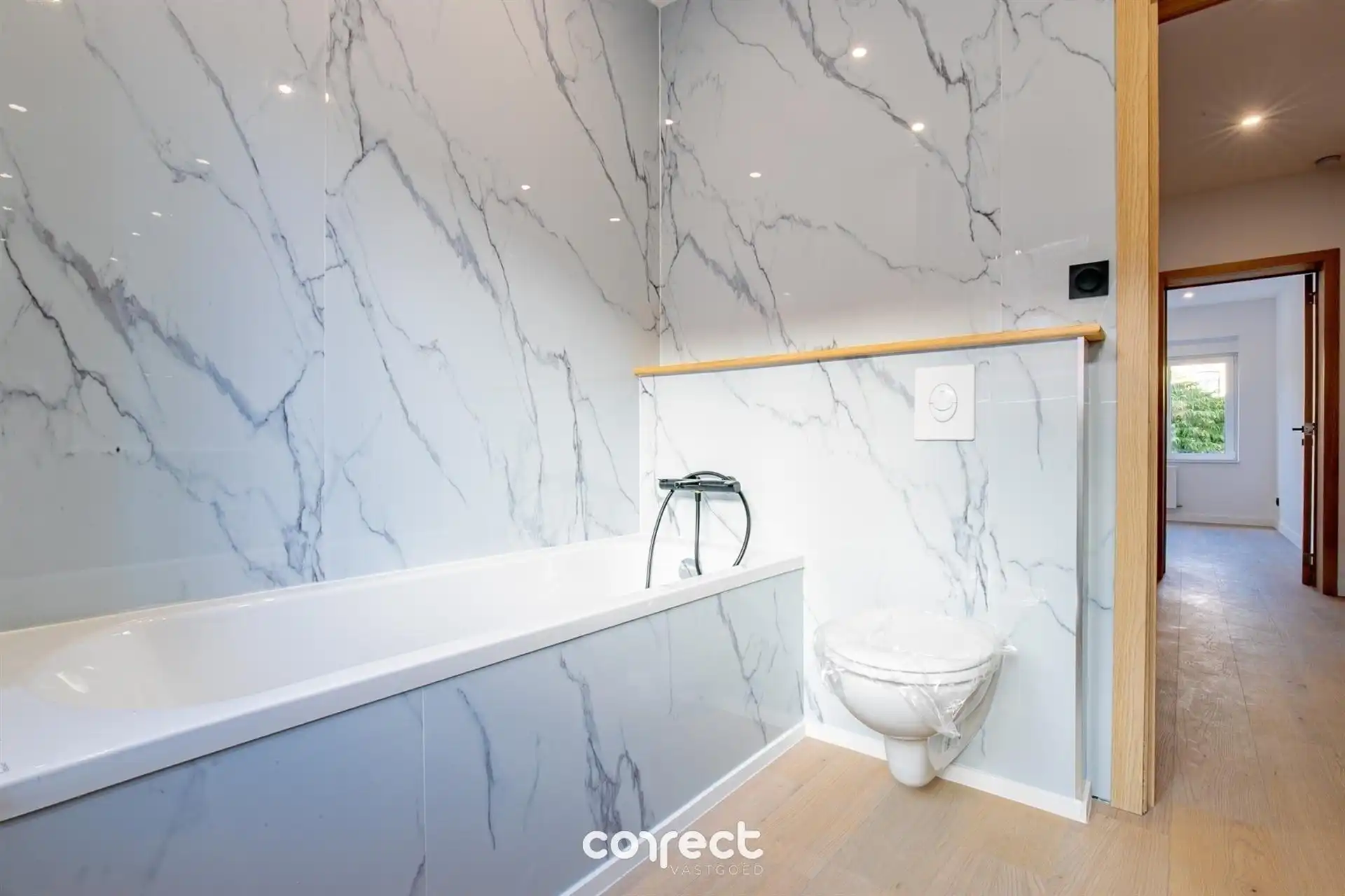 Prachtig gerenoveerde stadswoning met tuin foto 19