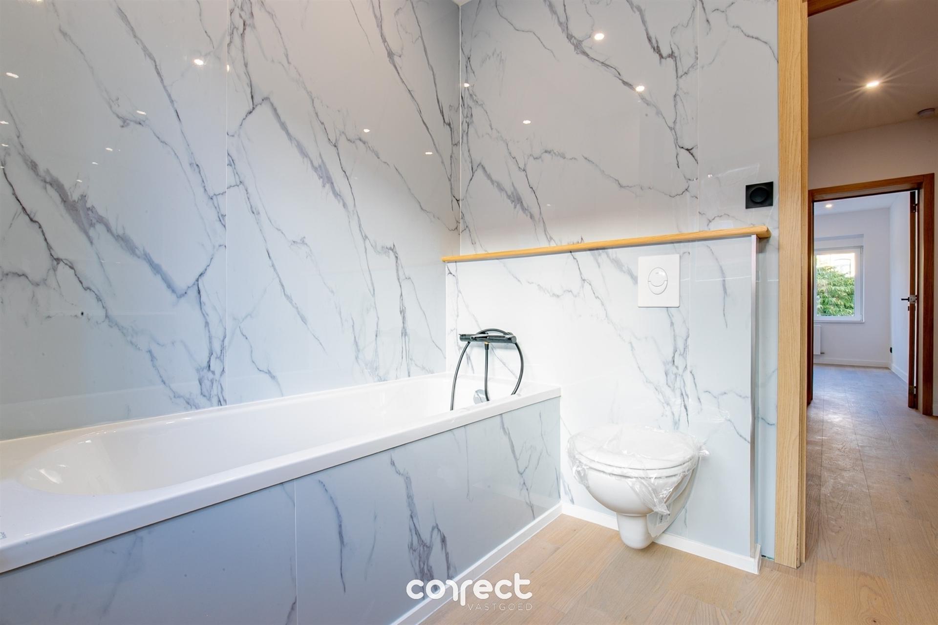 Prachtig gerenoveerde stadswoning met tuin foto 19