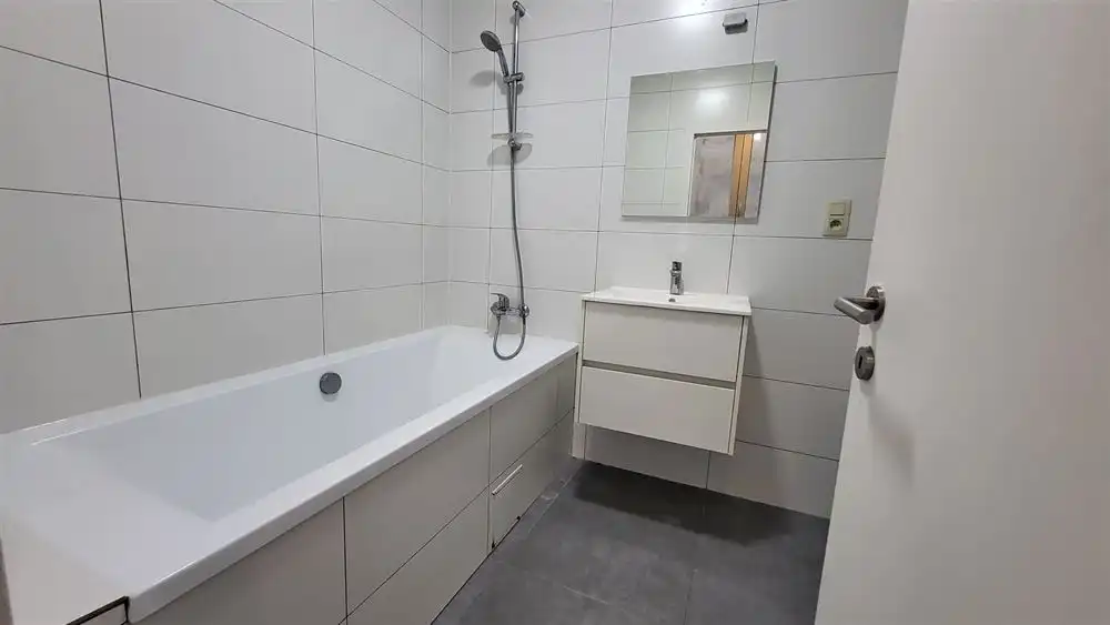 Ruim en opgefrist 2-slpkr appartement foto 8