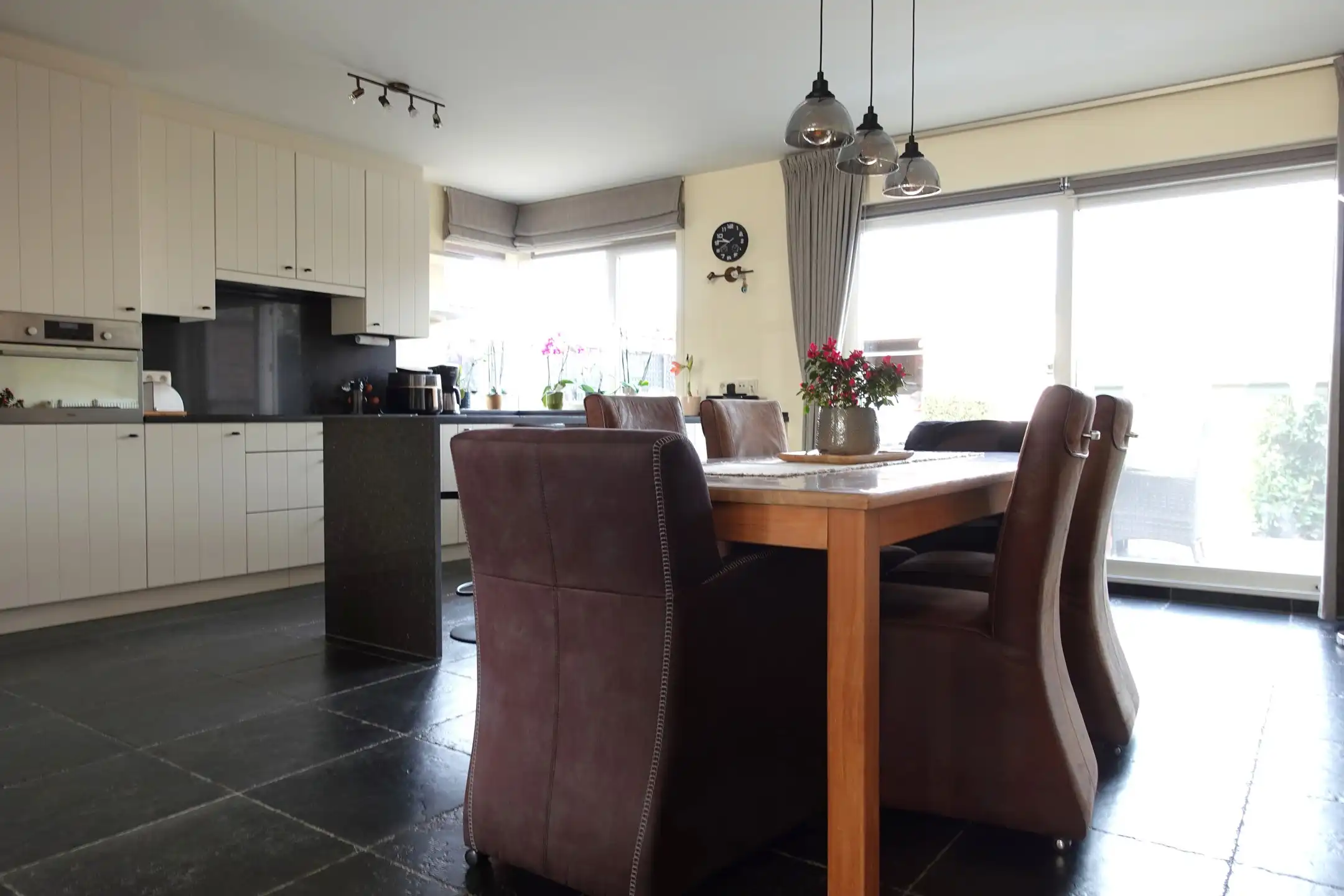 Recente woning met 3 slpks, garage en tuin van 357 m². foto 4