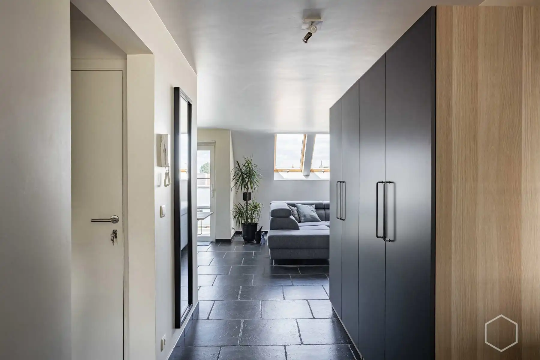Lichtrijk duplexappartement met 4 slaapkamers en airco's foto 3