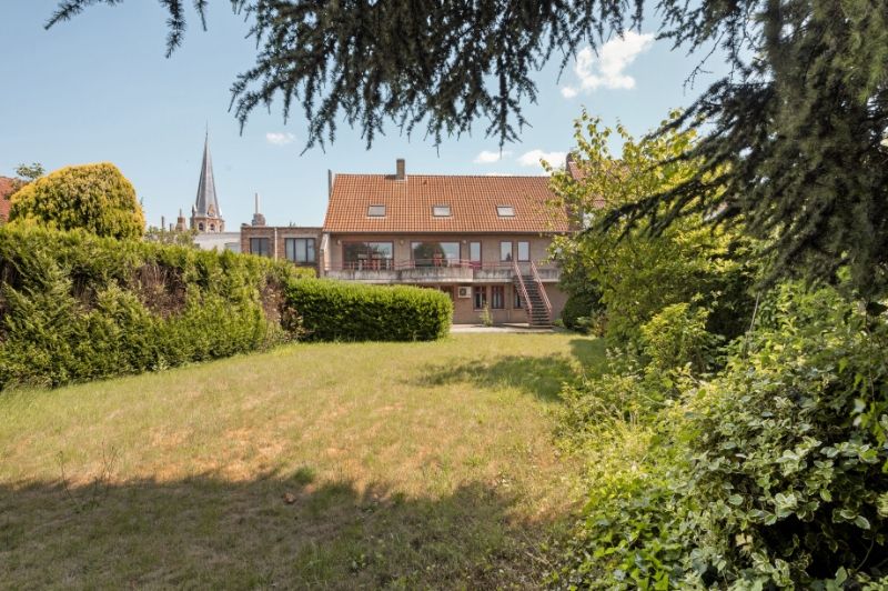 Centraal gelegen gebouw met gelijkvloerse handelsruimte, appartement met terras, extra verdieping en grote tuin foto {{pictureIndex}}