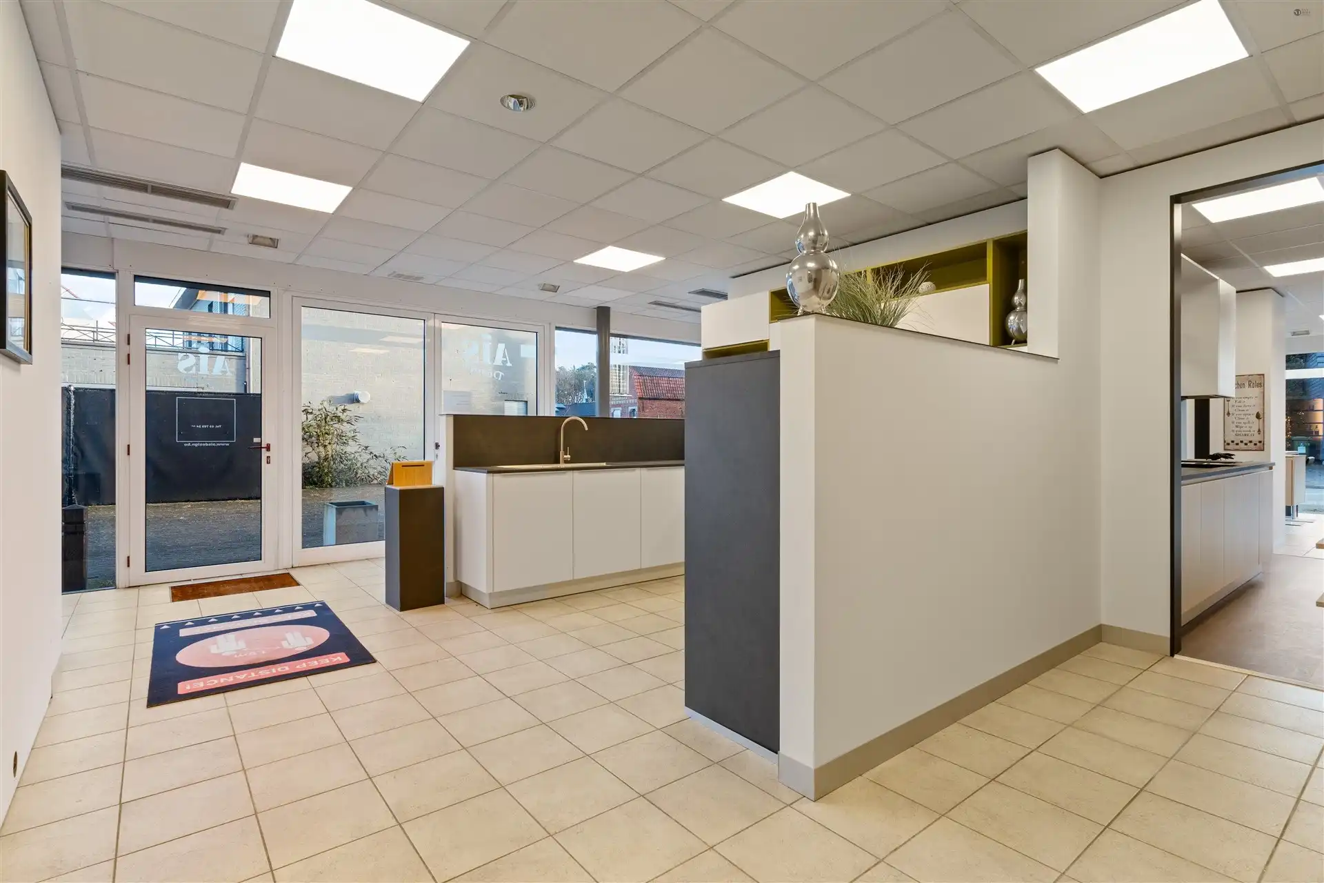 Ruim magazijn + showroom van samen 653m² groot foto 13
