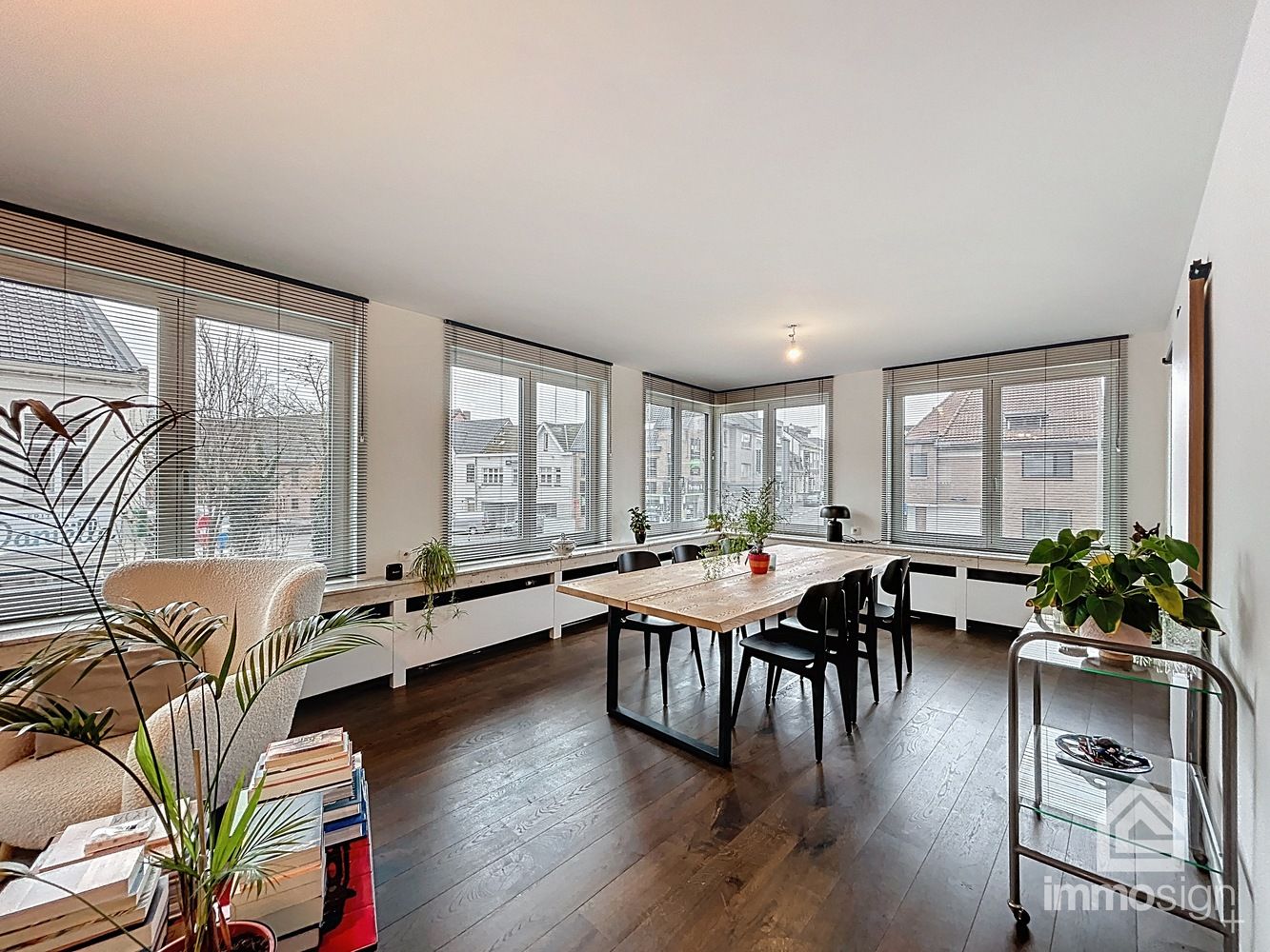 Ruim, lichtrijk appartement in hartje Bree! foto {{pictureIndex}}