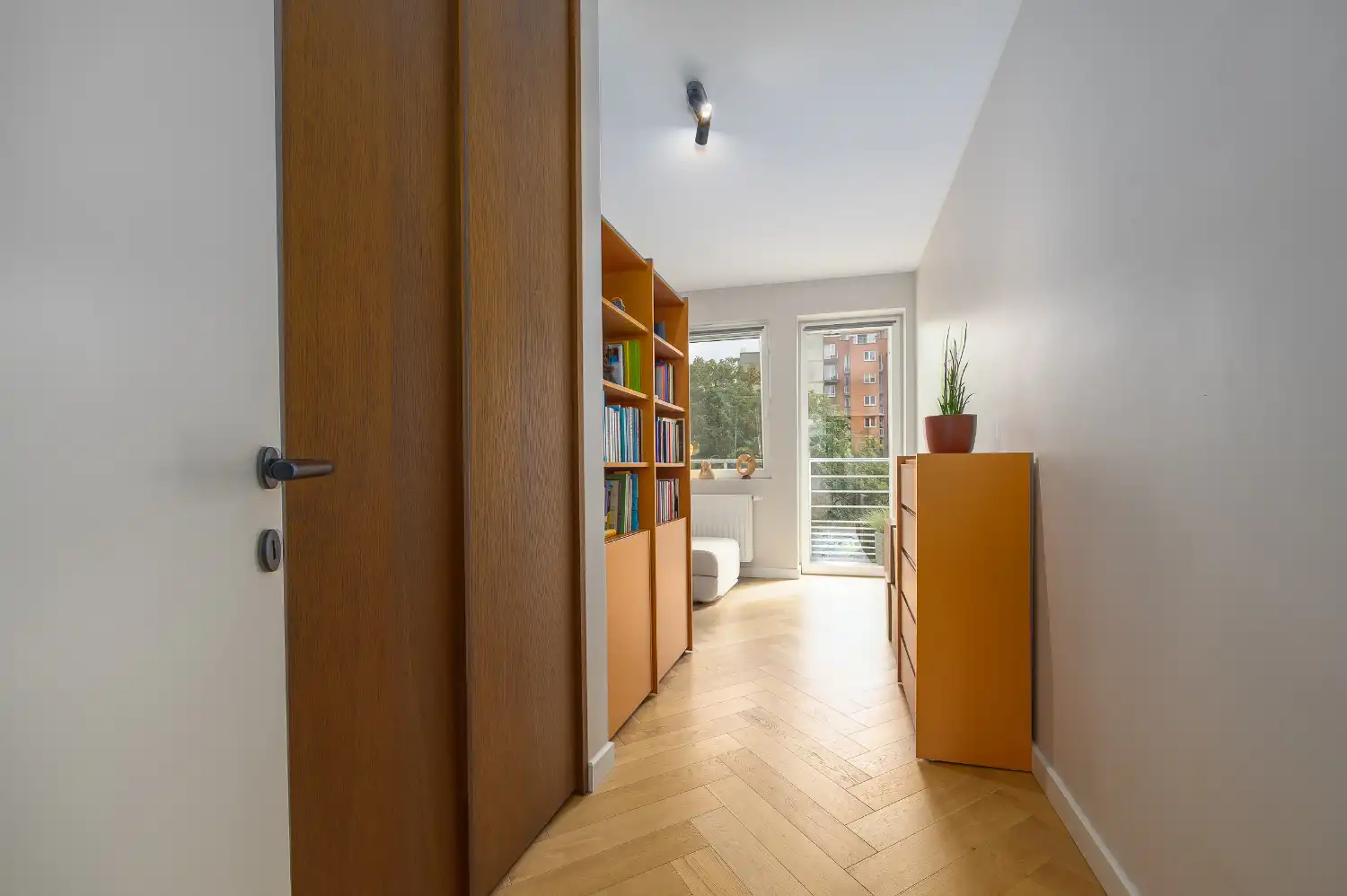 Gerenoveerd twee slaapkamer appartement met open zicht foto 21