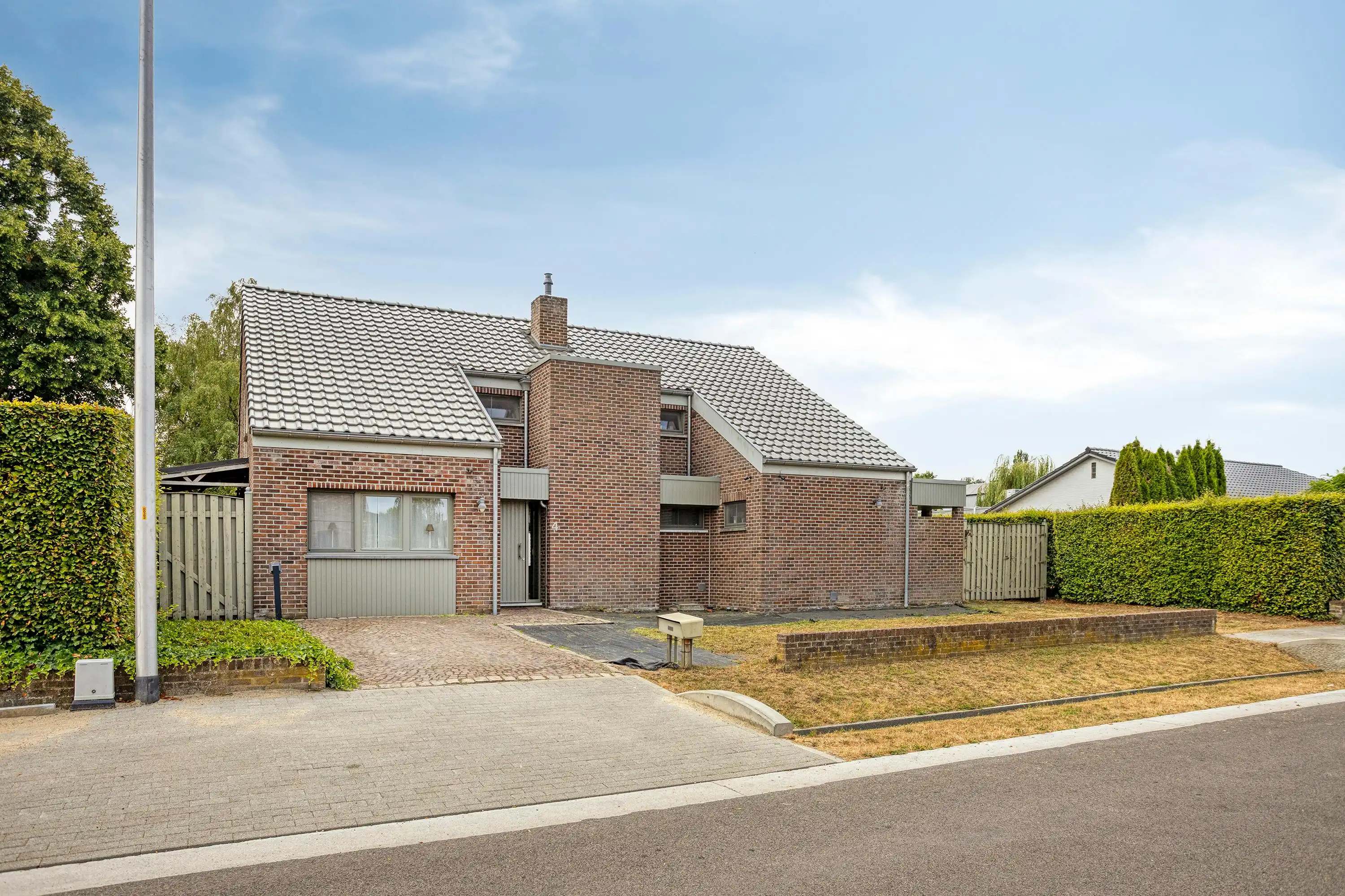 Instapklare gezinswoning met 4 slaapkamers en tuin te Kuringen foto 2