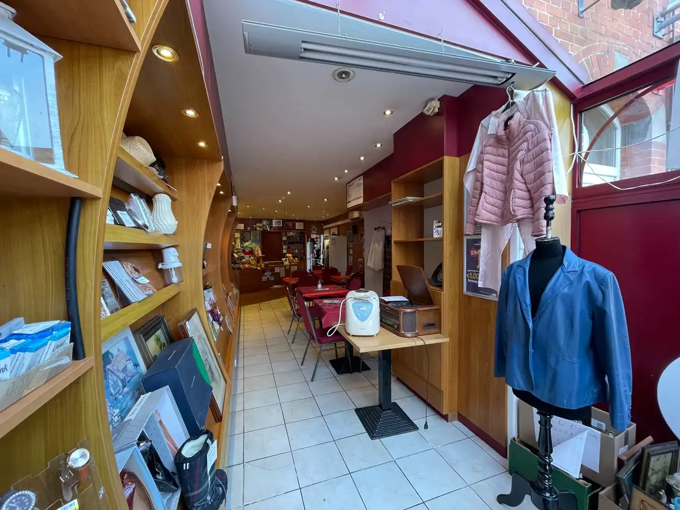 Handelsgelijkvloers met koer en bovengelegen appartement foto 3