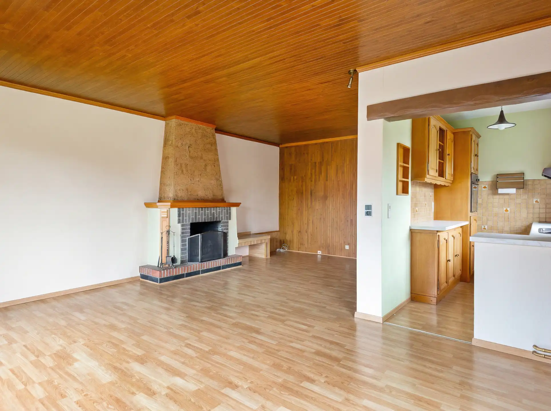 Halfopen woning met dubbele garage op mooie locatie foto 8