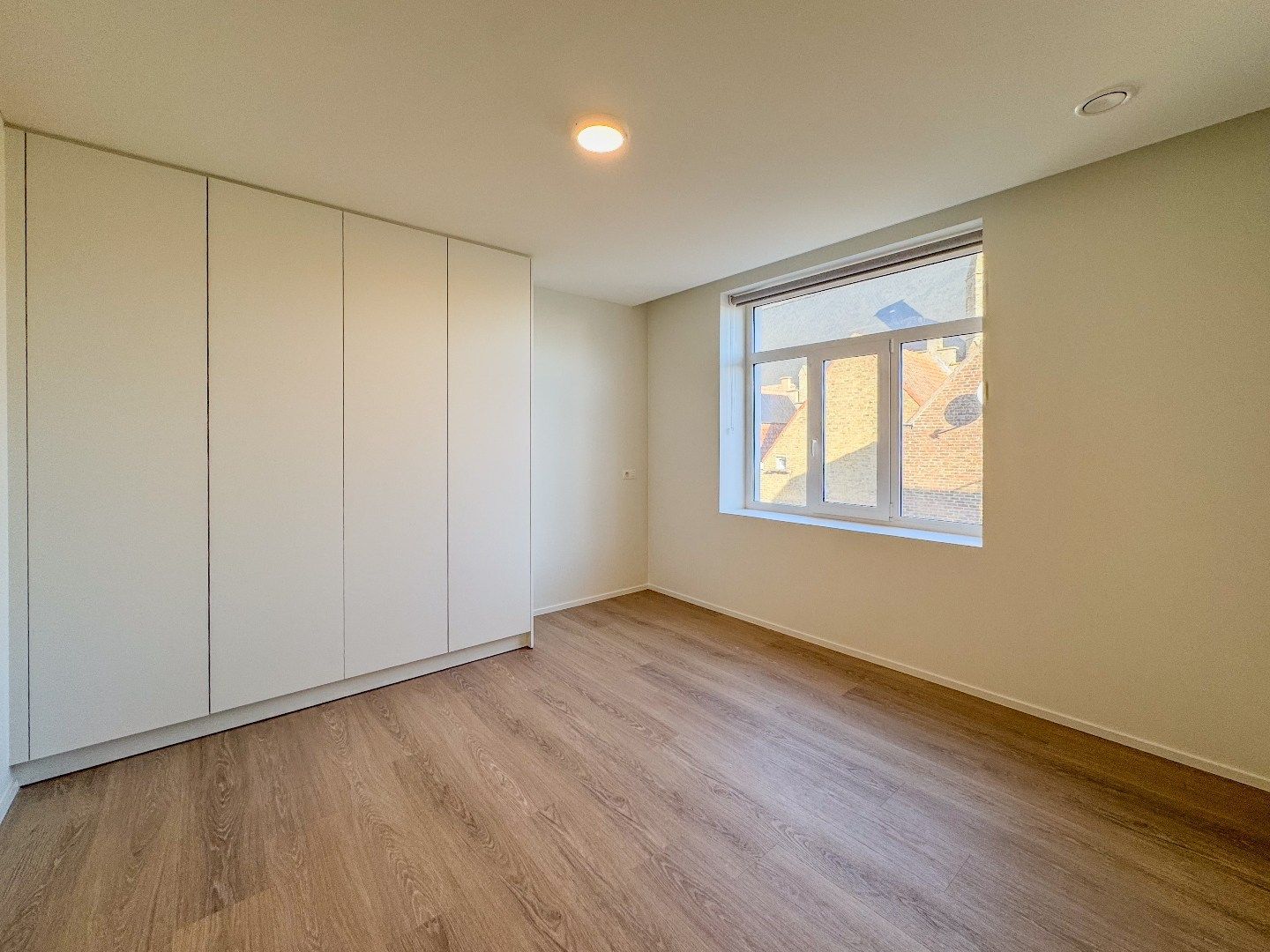 Ruim appartement met 2 slaapkamers en terras in het centrum. foto 11