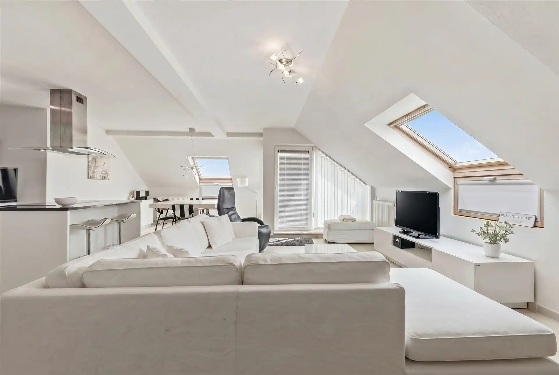 LUXUEUS  /  ZONNIG  foto 2