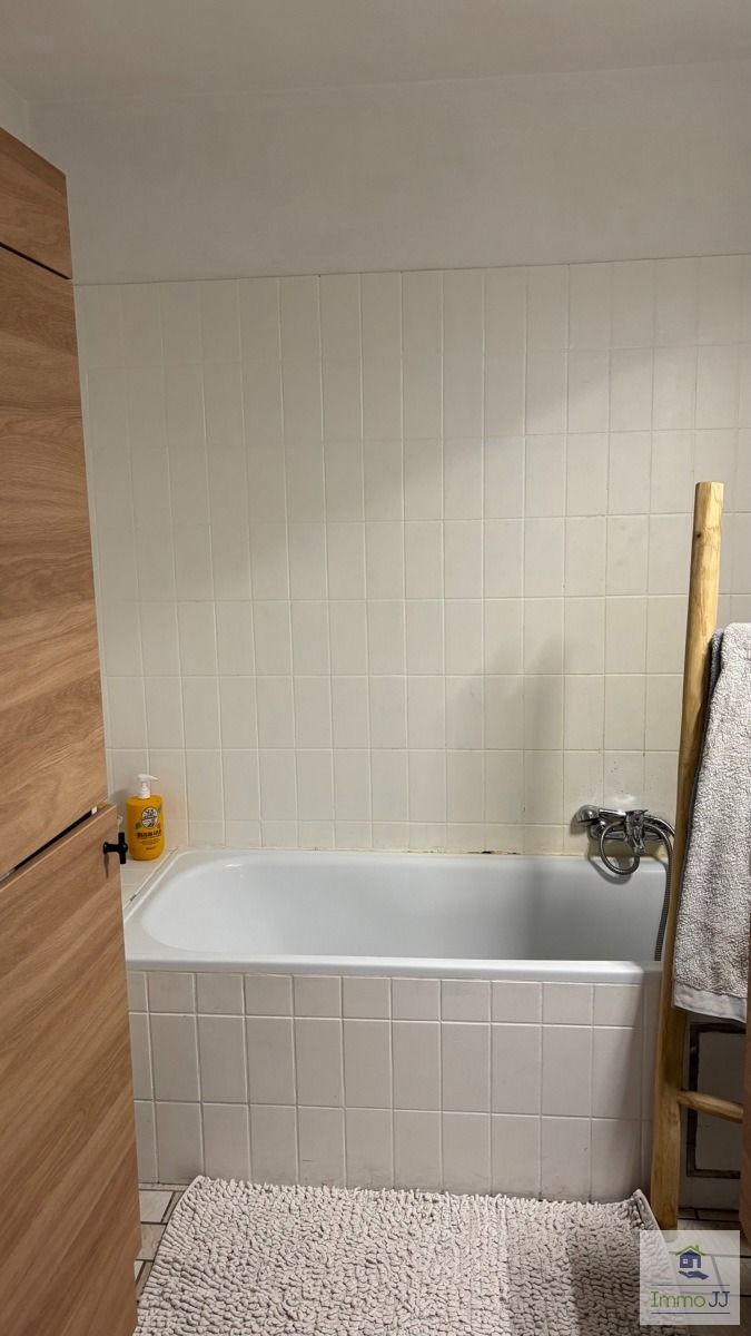 Vernieuwd app. met 2 slaapkamers en parking foto 8