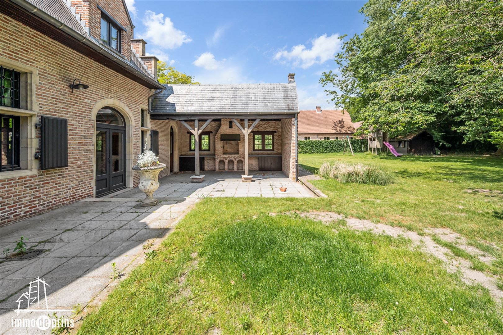 Ruime villa in residentiele wijk foto 9