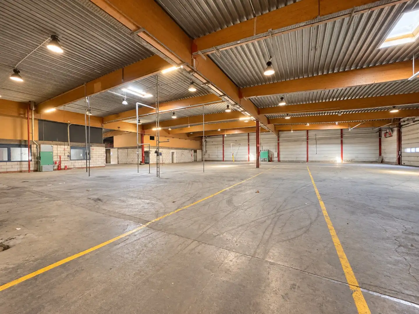 Bedrijfsgebouw +/- 3.021 m² met magazijn en kantoren in Marke foto 12