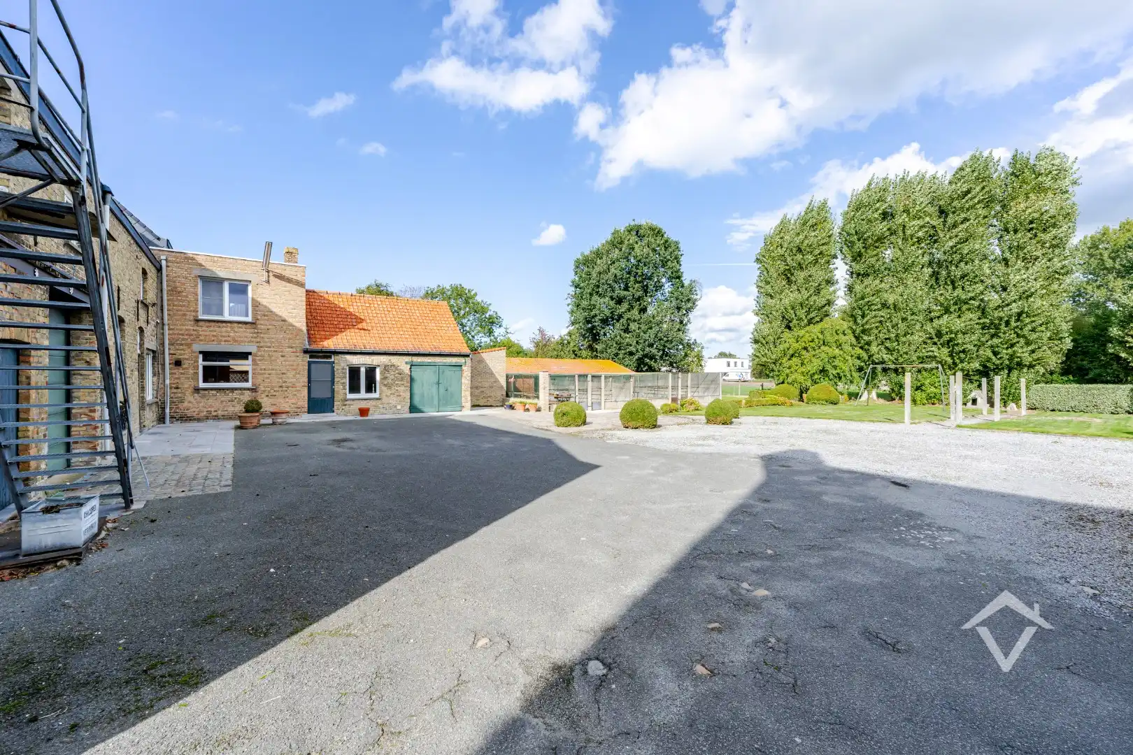 Ruime woning met bijgebouwen in Gistel: 5 Slaapkamers, 368m² Woonoppervlakte op een perceel van 1801m² foto 31