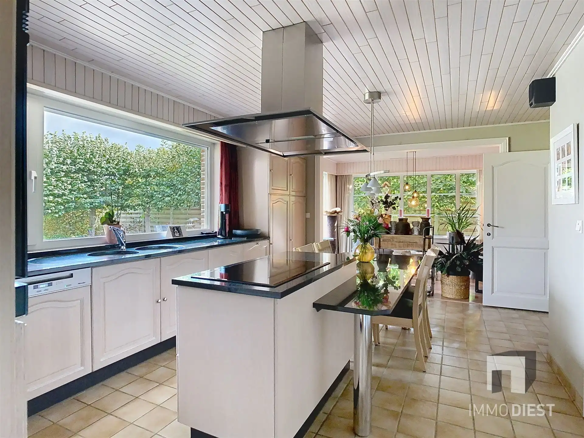 Energiezuinige en prima onderhouden gezinswoning met 4/5 slaapkamers en zwembad op 10 are. foto 14