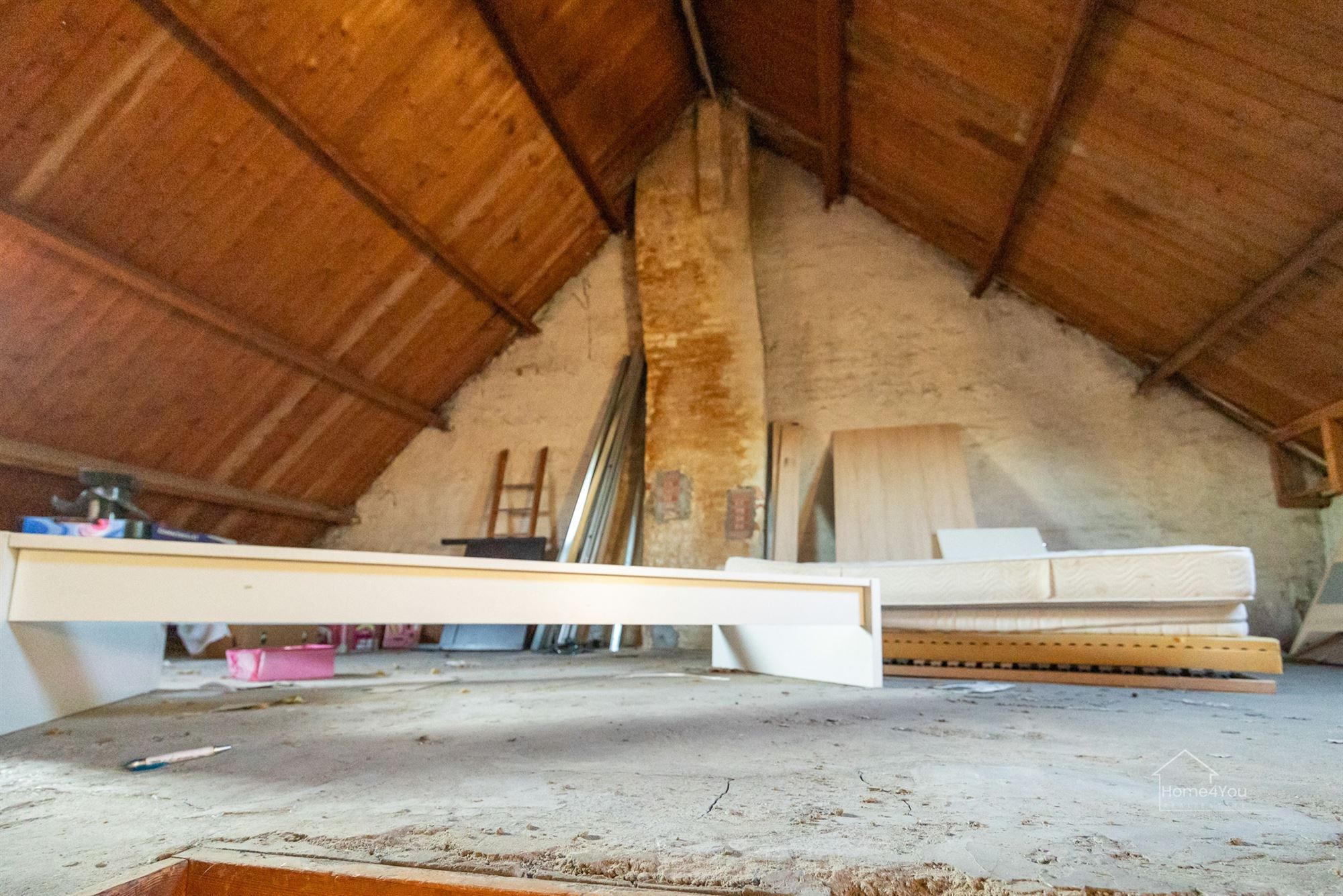 Op te frissen woning met zéér ruime extra zolder foto 16