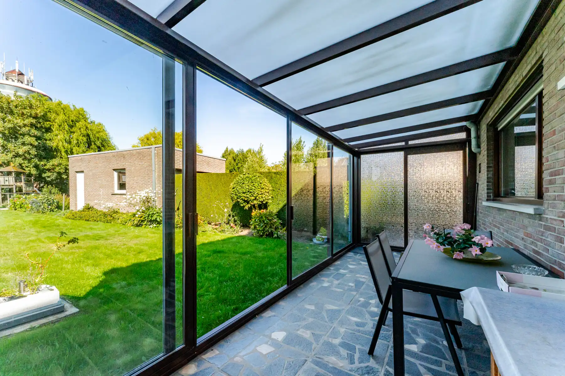 Verzorgde en lichtrijke gezinswoning met tuin en garage foto 6