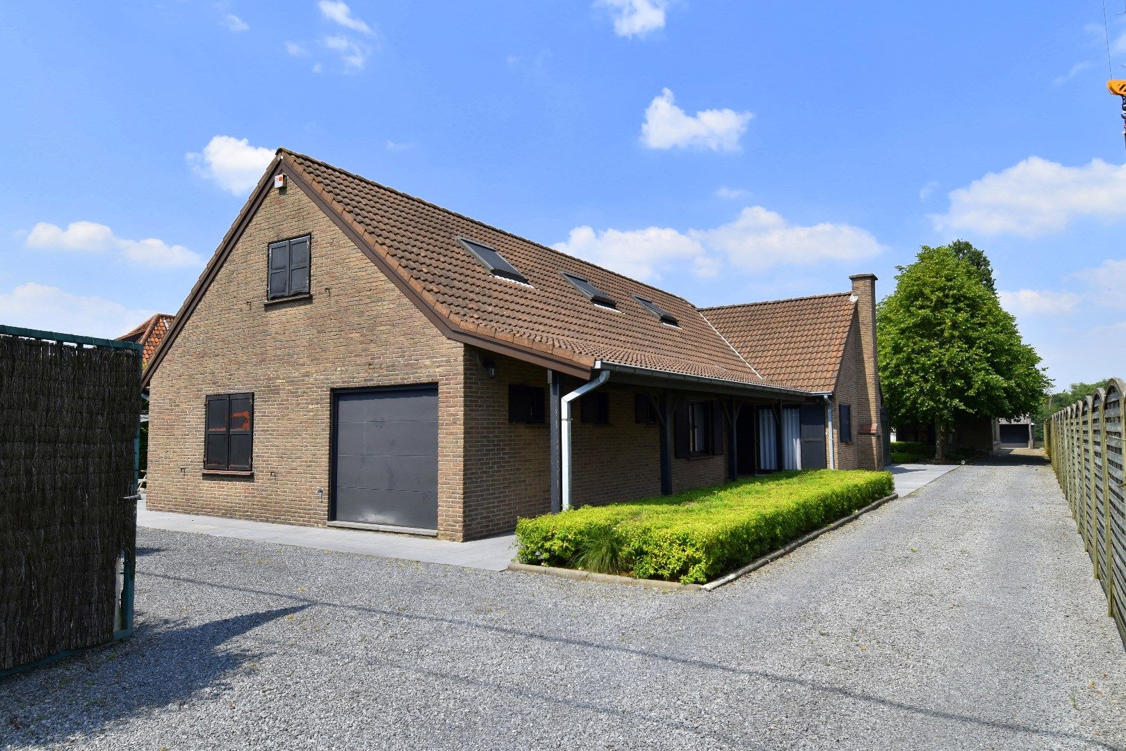 Villa met 4 slaapkamers, bijgebouw én tuin met landelijk zicht te Gullegem foto 22