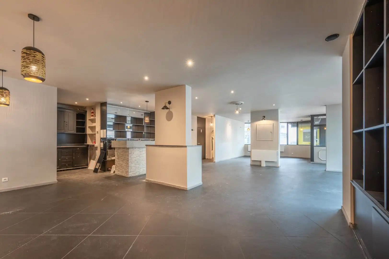 Hoekhandelspand op Toplocatie aan de Kustlaan 24, Knokke foto {{pictureIndex}}