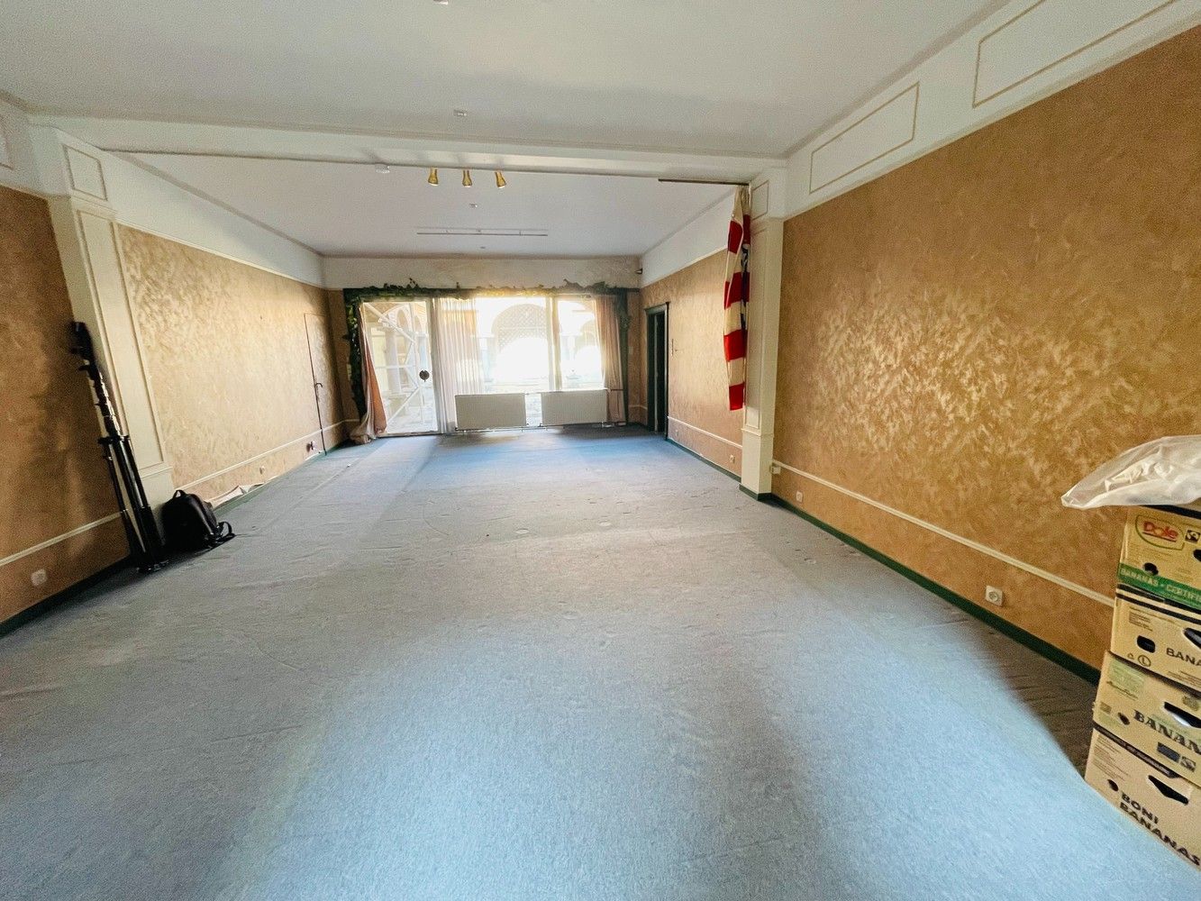 Hartje Brugge  TOP  TOERISTISCHE LIGGING , in de GOUDEN DRIEHOEK, Uitzonderlijk HANDELSPAND ( gevelbreedte 11 meter)                          LICHTRIJKE WINKELRUIMTE ,uitgevend op  Exclusieve STADSPATIO met overdekte rondgang van 105m²+ GARAGE van 30 m² UNIEK  IN BRUGGE op dergelijke ligging ! ERBOVEN lichtrijk ruim APPARTEMENT met zonneterras, foto 44