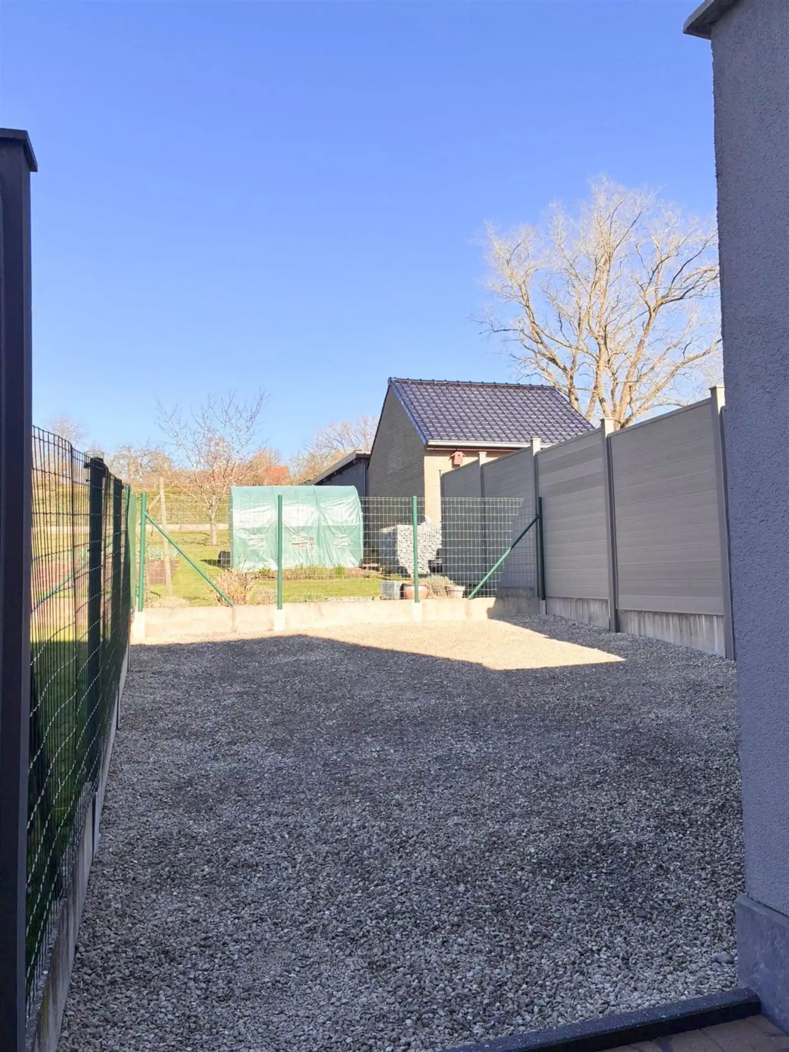 Lichtrijk huis met garage en koer foto 24