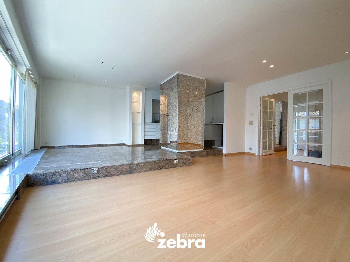 Instapklaar appartement met één slaapkamer op unieke locatie te Roeselare! foto {{pictureIndex}}